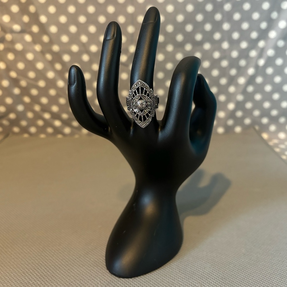 Size 6 Silvertone bold ring